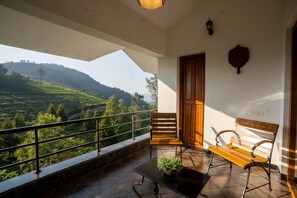 Suite – royal, 1 kingsize-seng, fjellutsikt, ved fjell | Utsikt fra balkong