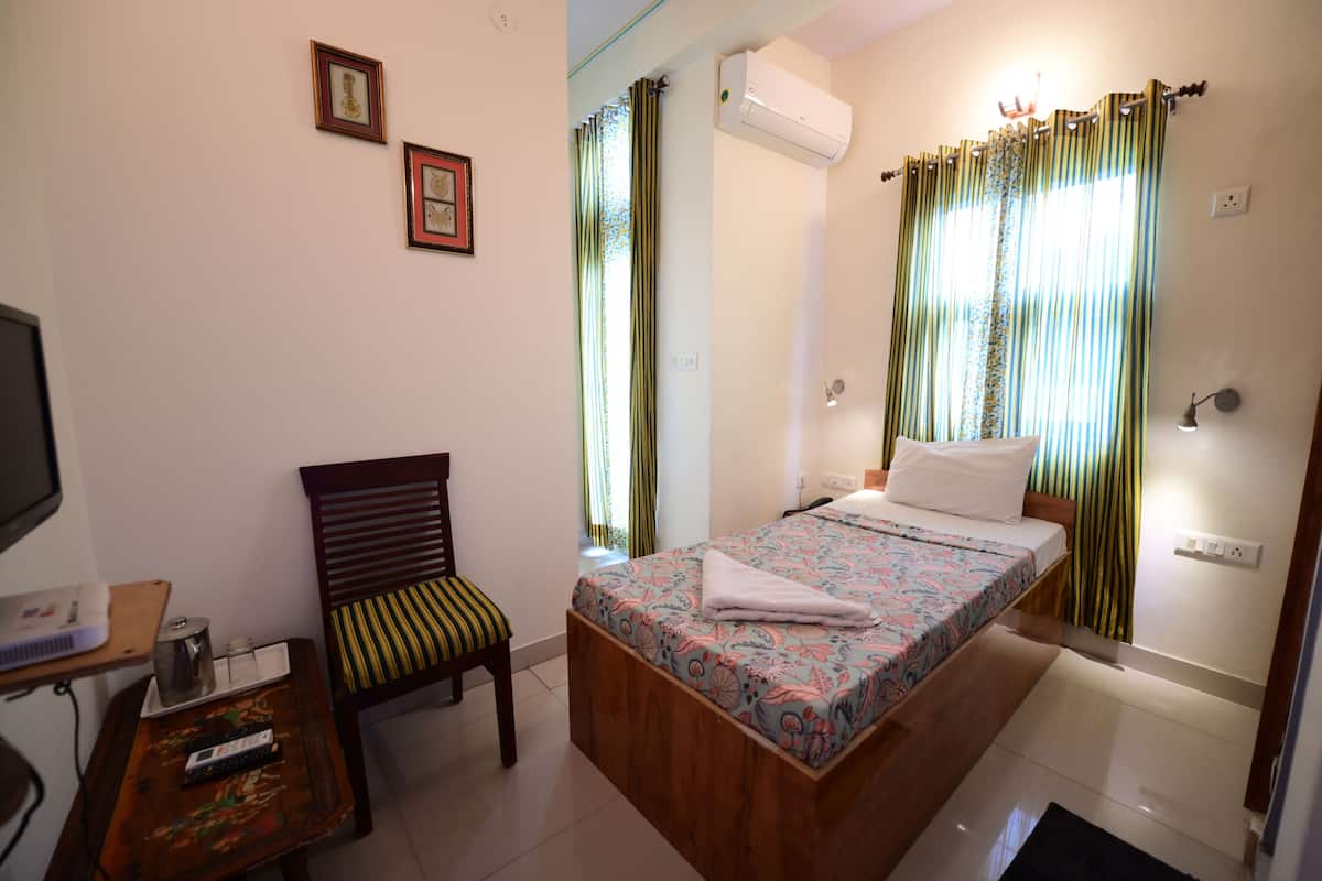 Kamar Single Superior, 1 Tempat Tidur Twin, pemandangan gunung | Meja kerja, ruang kerja ramah laptop, dan tirai kedap cahaya