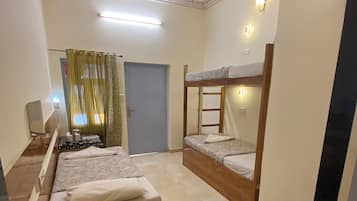 Studio Suite Tiêu chuẩn, 1 phòng ngủ, quang cảnh núi | Bàn, khu vực làm việc phù hợp cho laptop, màn/rèm cản sáng