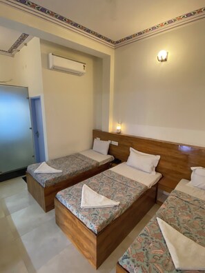 Suite estudio estándar, 1 habitación, vistas a la montaña | Escritorio, espacio para trabajar con un portátil, cortinas opacas