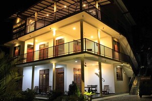 Fachada de la propiedad por la tarde o noche