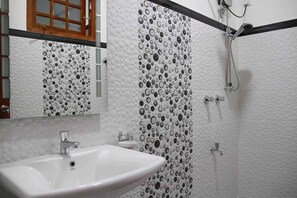 Baño | Ducha, artículos de higiene personal gratuitos y secador de pelo