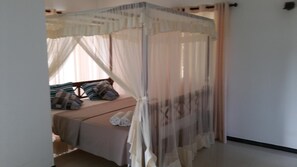 Individually decorated, individually furnished, desk, laptop workspace - Coral Palm Villa & Apartments (Unawatuna)