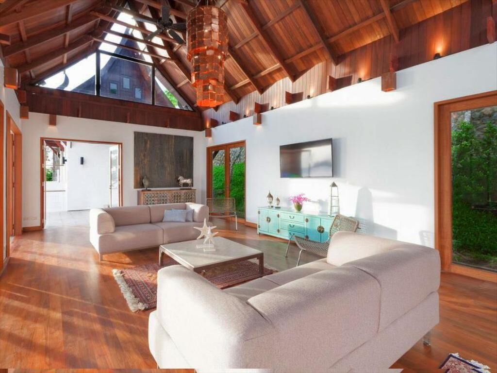 Minibar, caja de seguridad en la habitación y muebles diferentes 