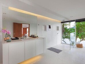 Vila, 4 quartos, piscina particular | Frigobar, cofres nos quartos, individualmente mobiliados, escrivaninha