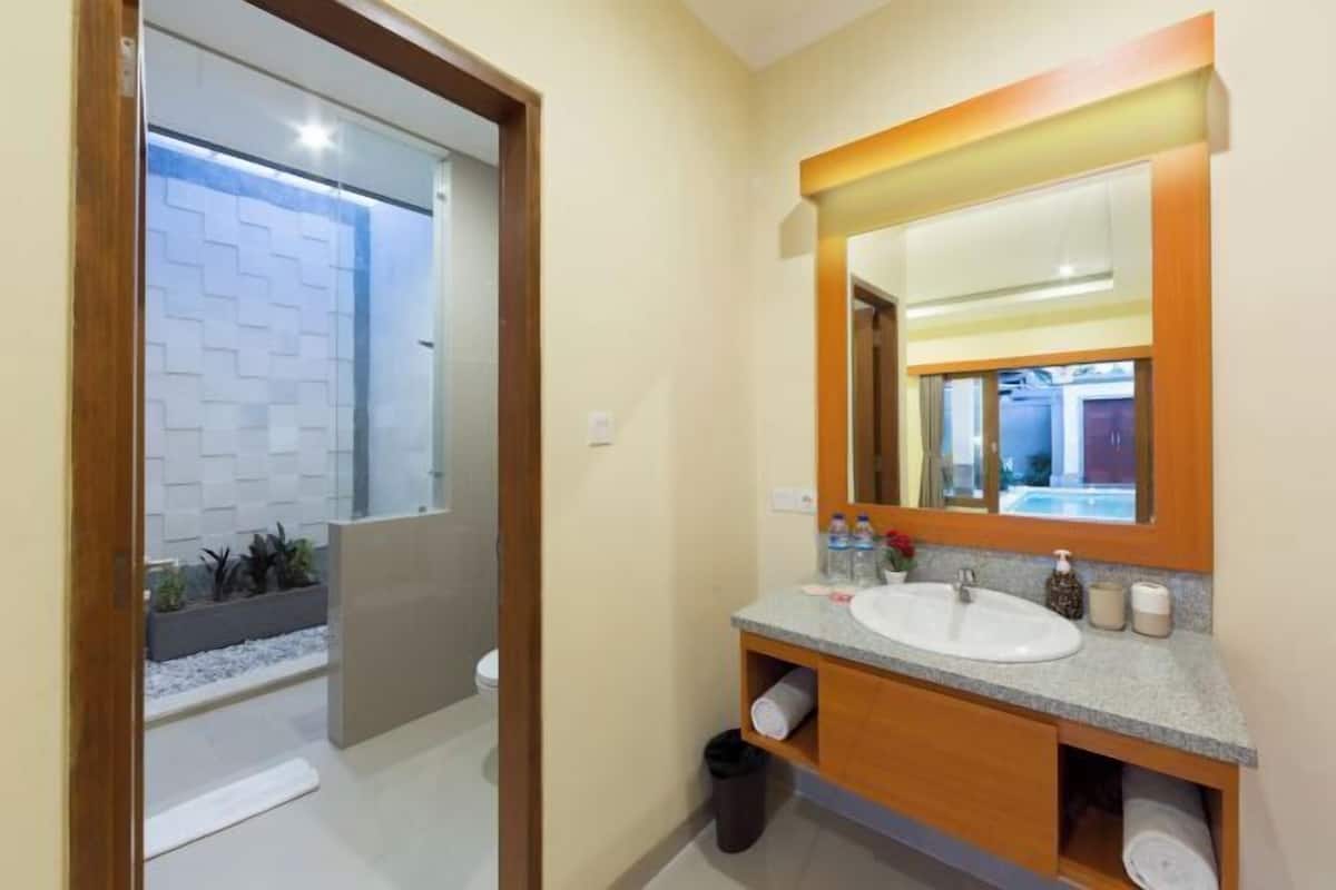 Bathroom | Shower, rainfall showerhead, designer toiletries, hair dryer