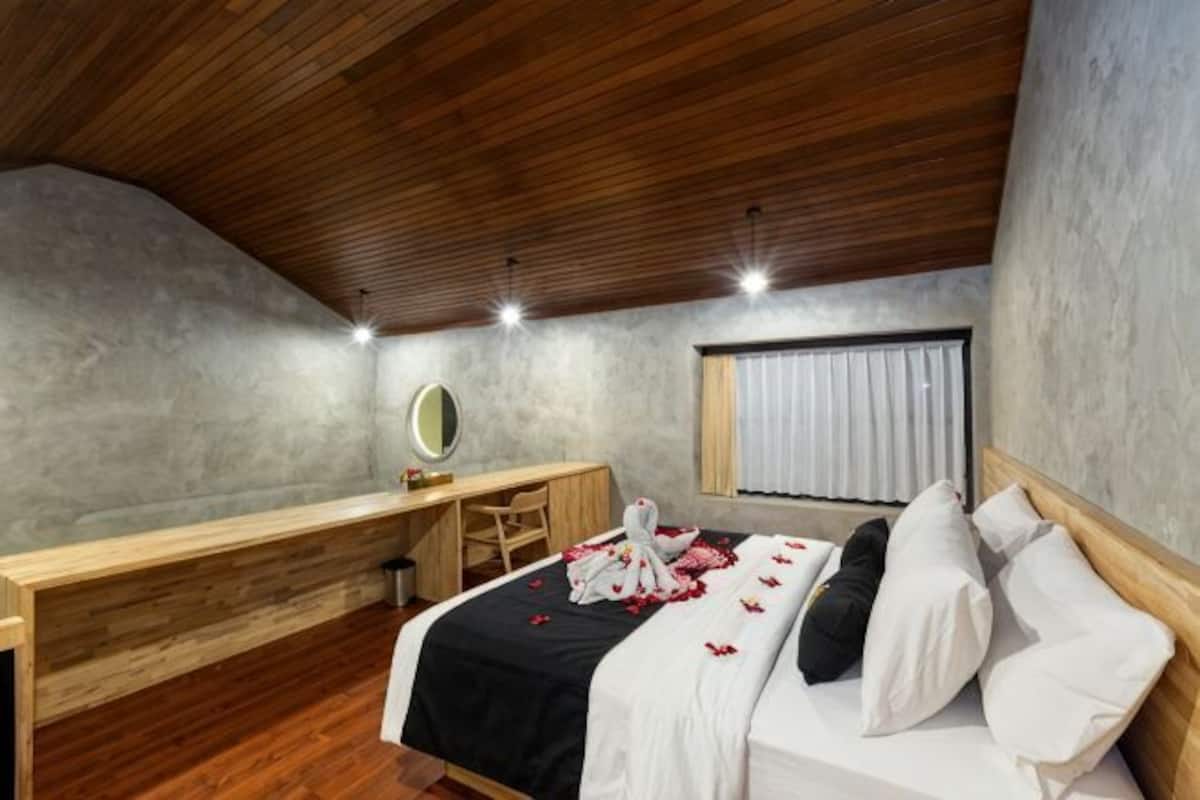 Minibar, brankas, dan didekorasi berbeda-beda