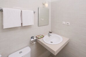 Deluxe Room | Bathroom