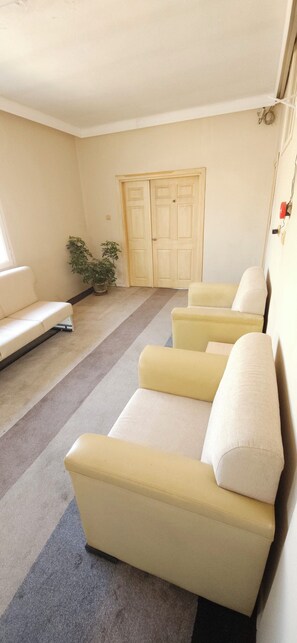 Habitación triple estándar | Zona de estar | Una televisión