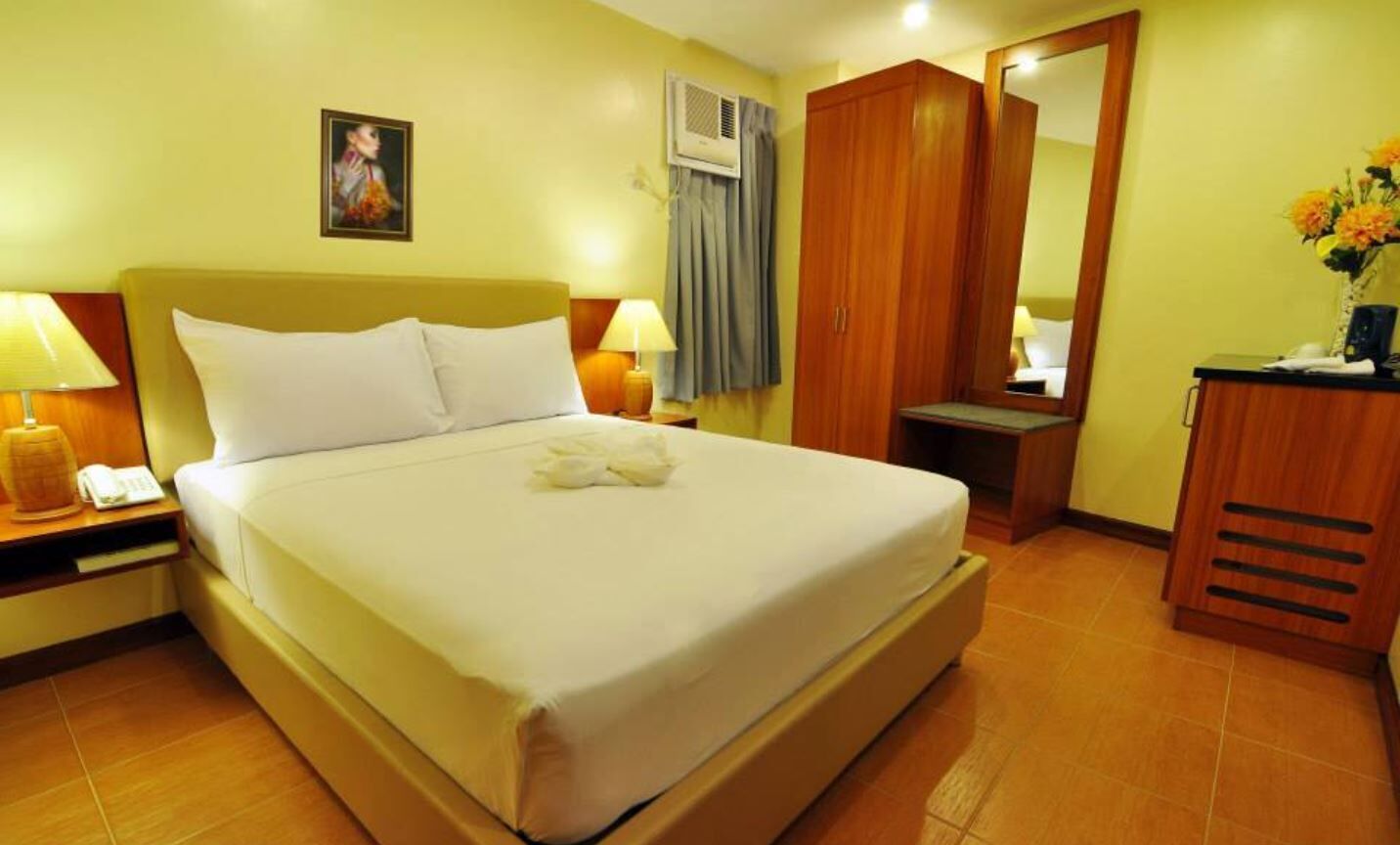 Premium bedding, desk, blackout drapes, free WiFi