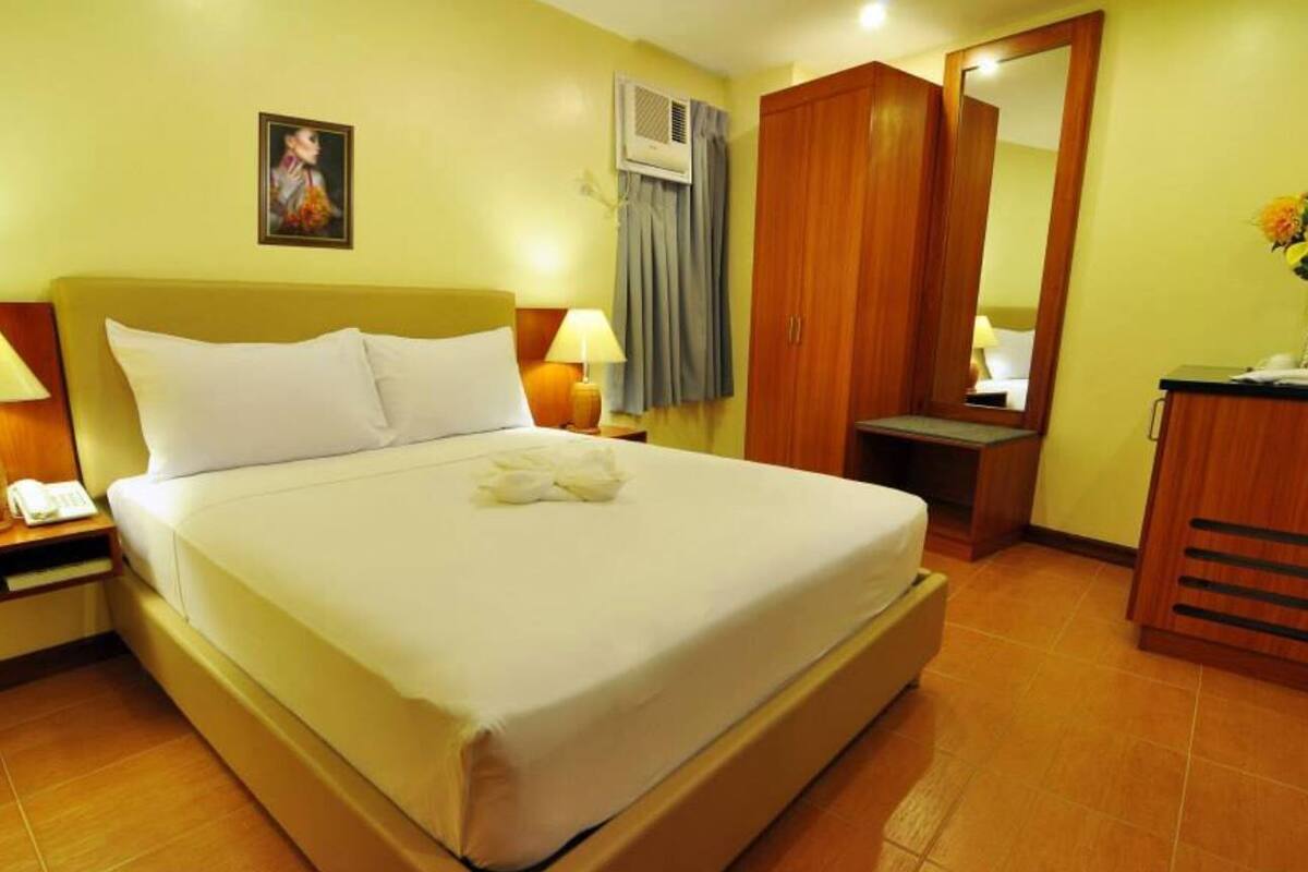 Premium bedding, desk, blackout drapes, WiFi (free)