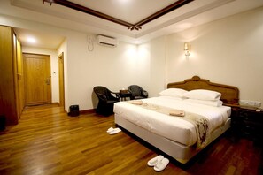 Deluxe Double or Twin Room | Minibar, in-room safe, desk, soundproofing - Famous Hotel Bagan (Nyaung-U)