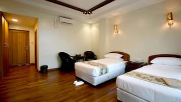 Kamar Double atau Twin Deluks | Minibar, brankas, meja kerja, dan kedap suara