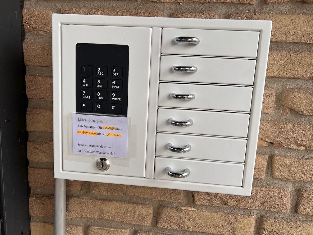 Sistema de entrada por teclado con pantalla digital y varios cajones, probablemente para acceso a habitaciones o almacenamiento.