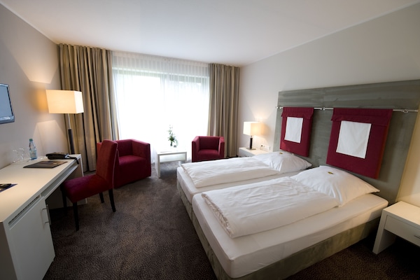 Comfort Twin Room | Minibar, in-room safe, desk, iron/ironing board