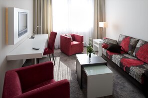 Suite | Minibar, safe på rommet, skrivebord og strykejern/-brett