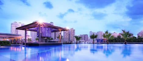 Outdoor pool, sun loungers