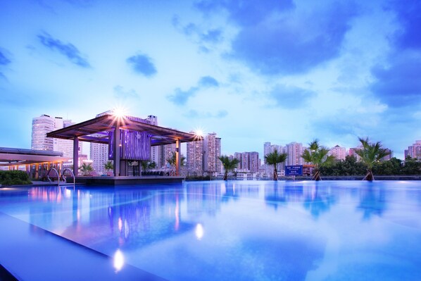Piscine extérieure, chaises longues