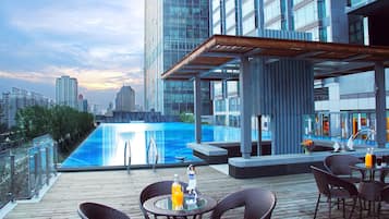 Outdoor pool, pool loungers