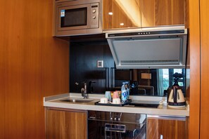 Suite Deluks | Dapur pribadi | Lemari es kecil, microwave, kompor, dan mesin pembuat kopi/teh
