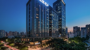 Bagian depan properti - sore/malam