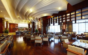 Breakfast, lunch and dinner served - Sentosa Hotel Apartment Taoyuan Branch (Shenzhen)