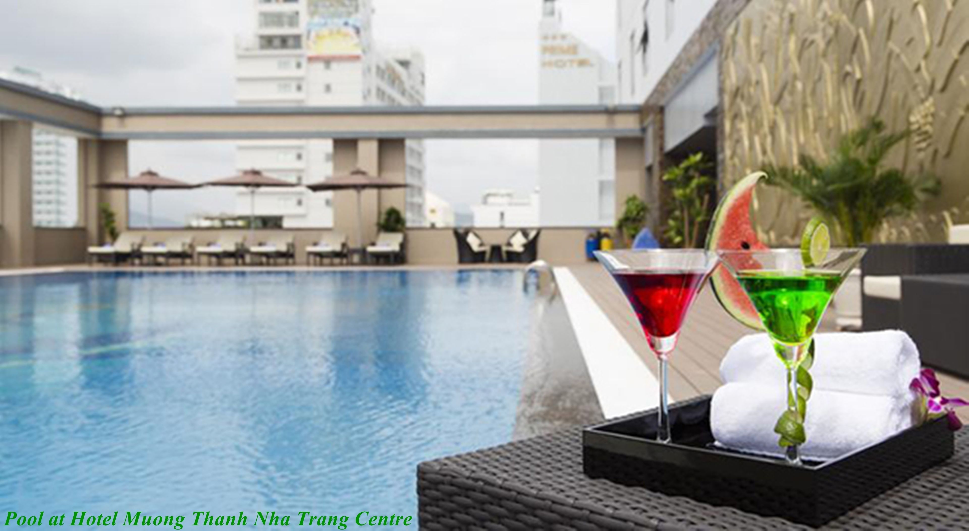 Alberca techada y alberca al aire libre