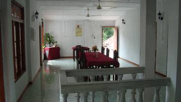 5 bedrooms, Egyptian cotton sheets, premium bedding, Select Comfort beds