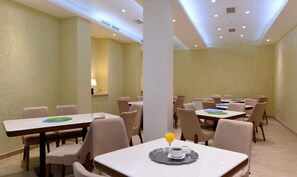 Daily buffet breakfast (USD 15 per person)