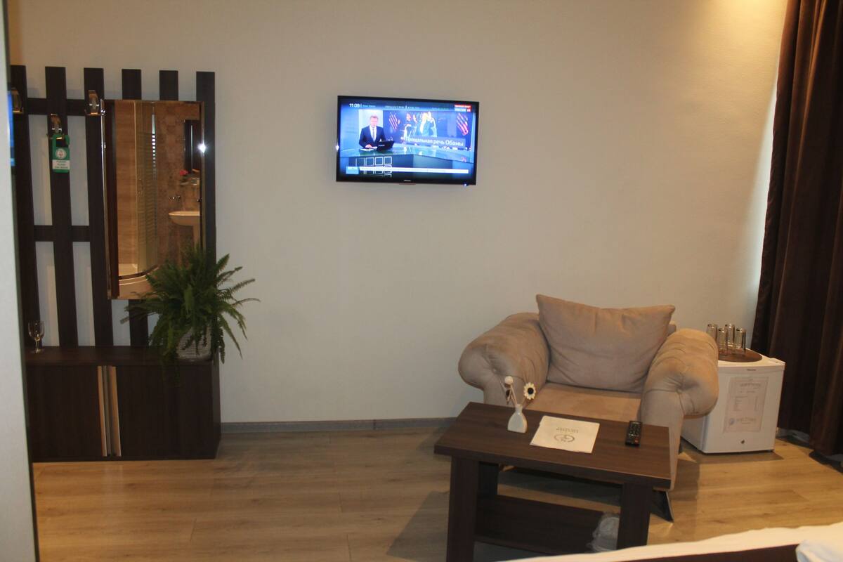 Family Room | Living area | 32-inch flat-screen TV with cable channels, TV