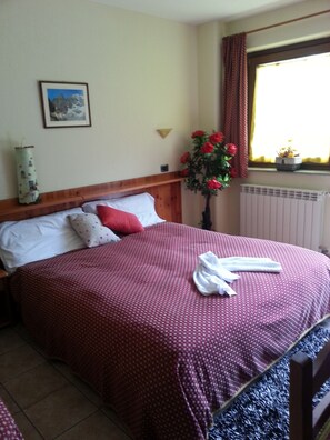 6 habitaciones, ropa de cama de alta calidad, cubrecamas y escritorio 