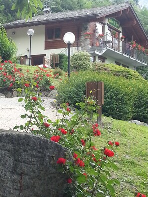 Lunch and dinner served - Ristoro Saint Roch (Hone)