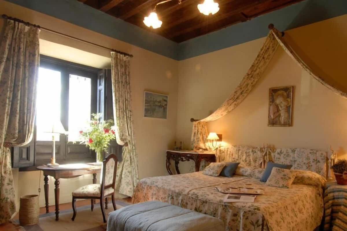 Habitación doble superior | Ropa de cama de alta calidad, caja fuerte, decoración individual