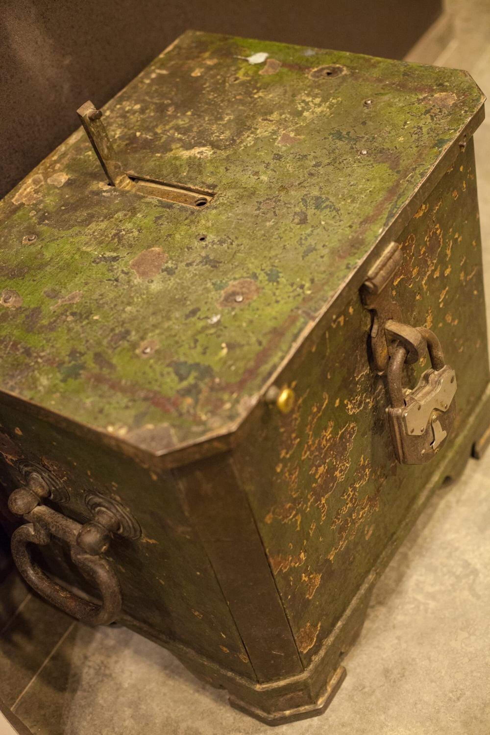 rainfall showerhead, free toiletries, hair dryer, slippers