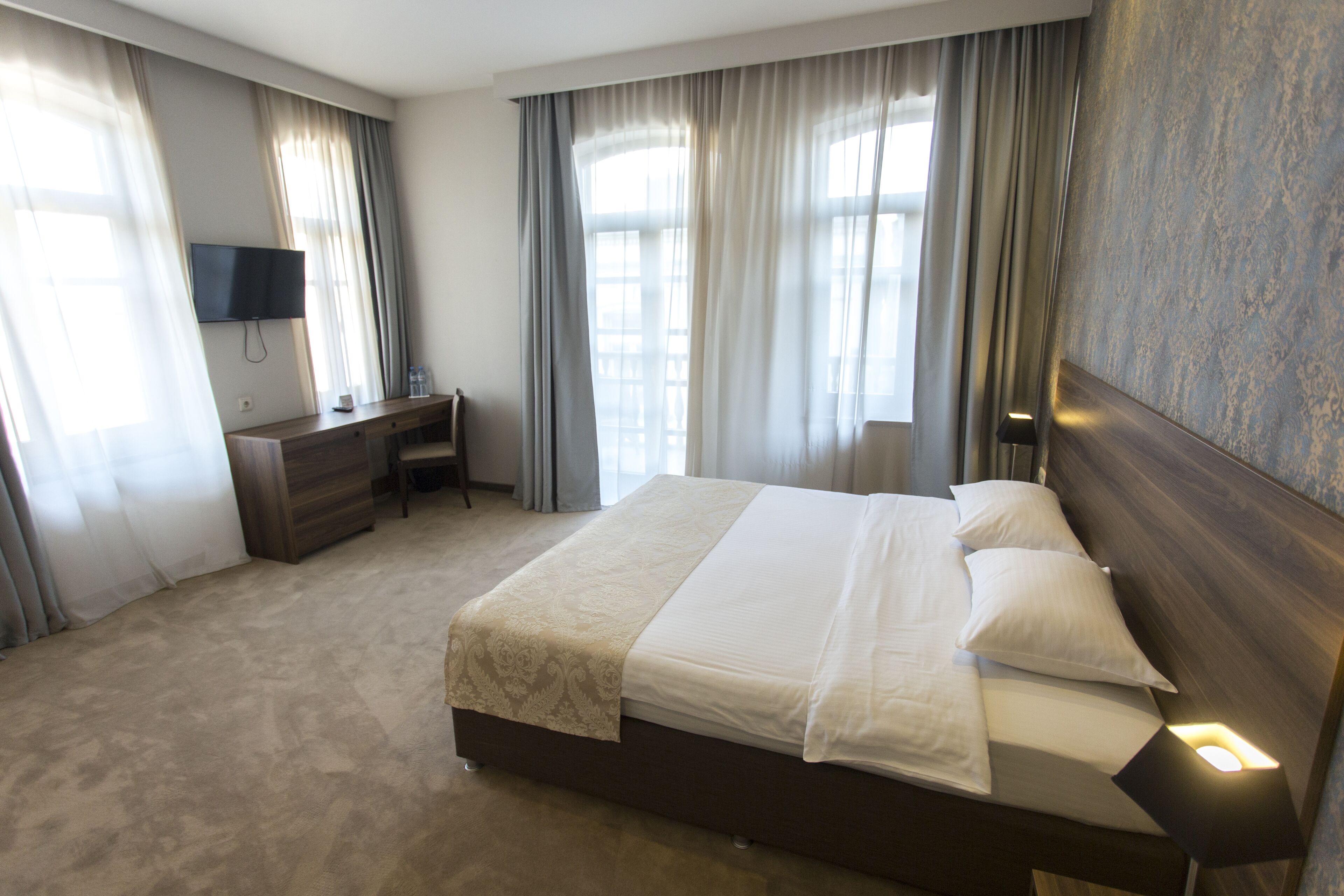suite | premium bedding, minibar, in-room safe, desk