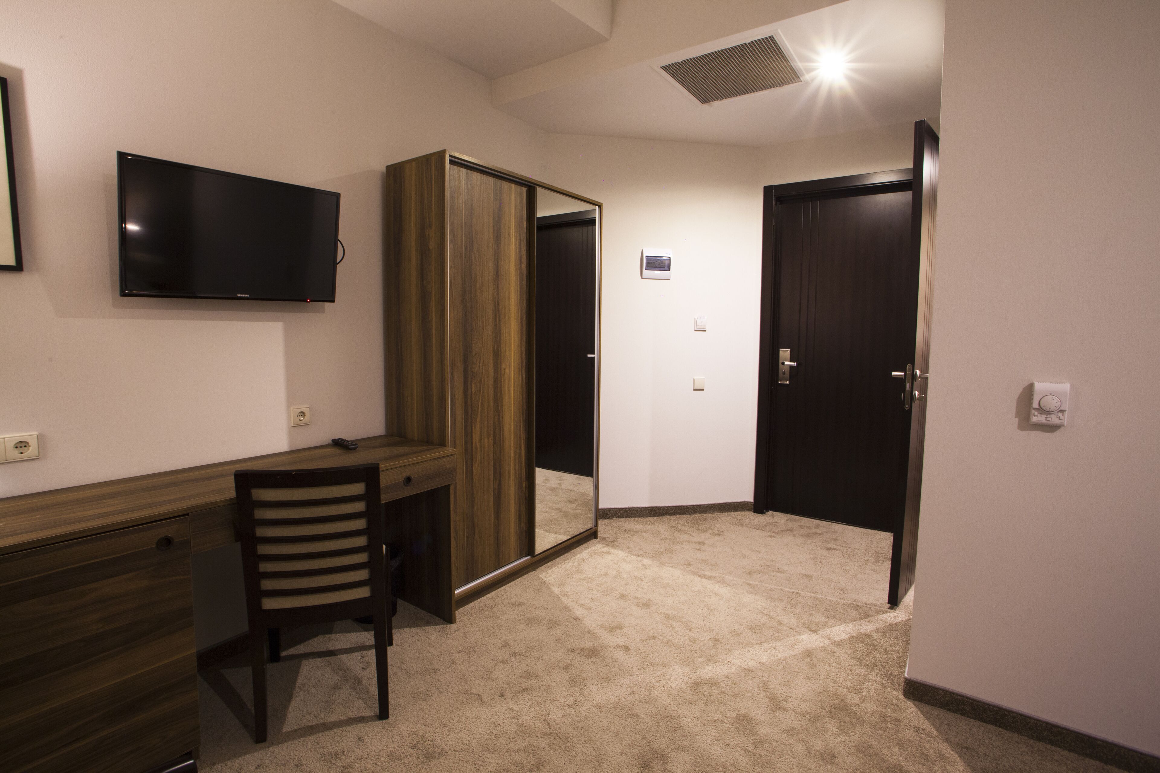 double room, accessible | premium bedding, minibar, in-room safe, desk
