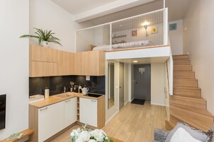 Escritorio, sistema de insonorización y tabla de planchar con plancha 