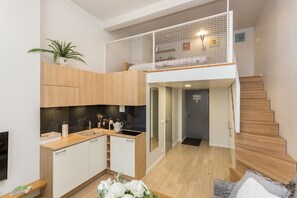 Rosen Distillery Apartments | Escritorio, sistema de insonorización, tabla de planchar con plancha