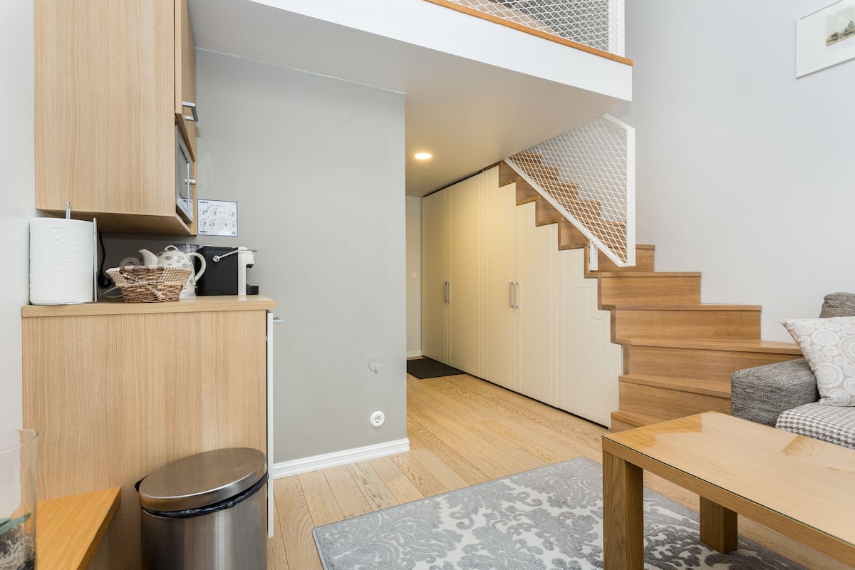 Meja, kalis bunyi, seterika/papan seterika, katil bayi/kot (percuma)