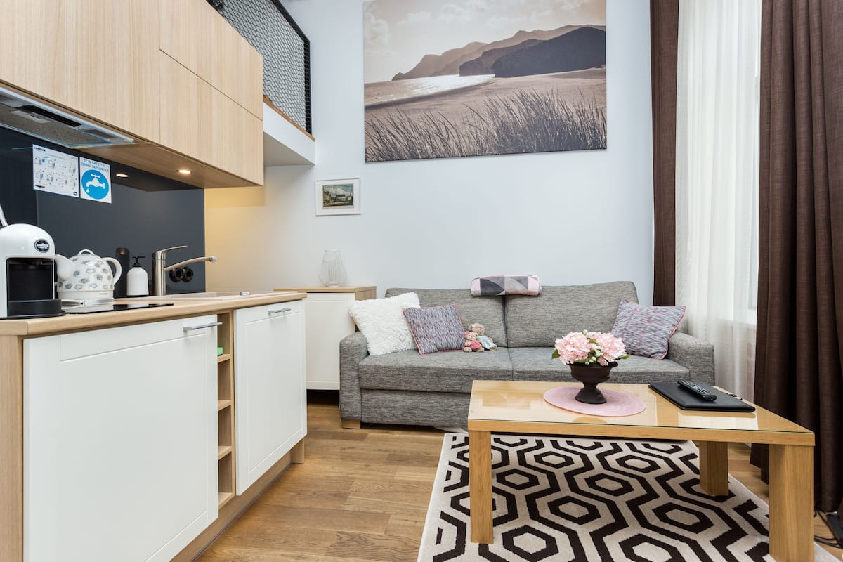 Three Sisters Apartments | Meja, kalis bunyi, seterika/papan seterika, katil bayi/kot (percuma)