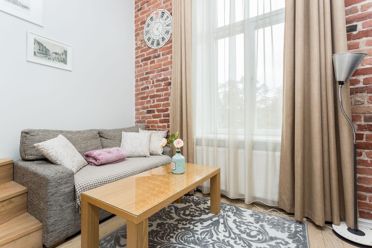 Meja, kalis bunyi, seterika/papan seterika, katil bayi/kot (percuma)