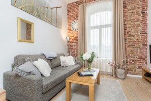 Rosen Distillery Apartments | Escritorio, sistema de insonorización, tabla de planchar con plancha