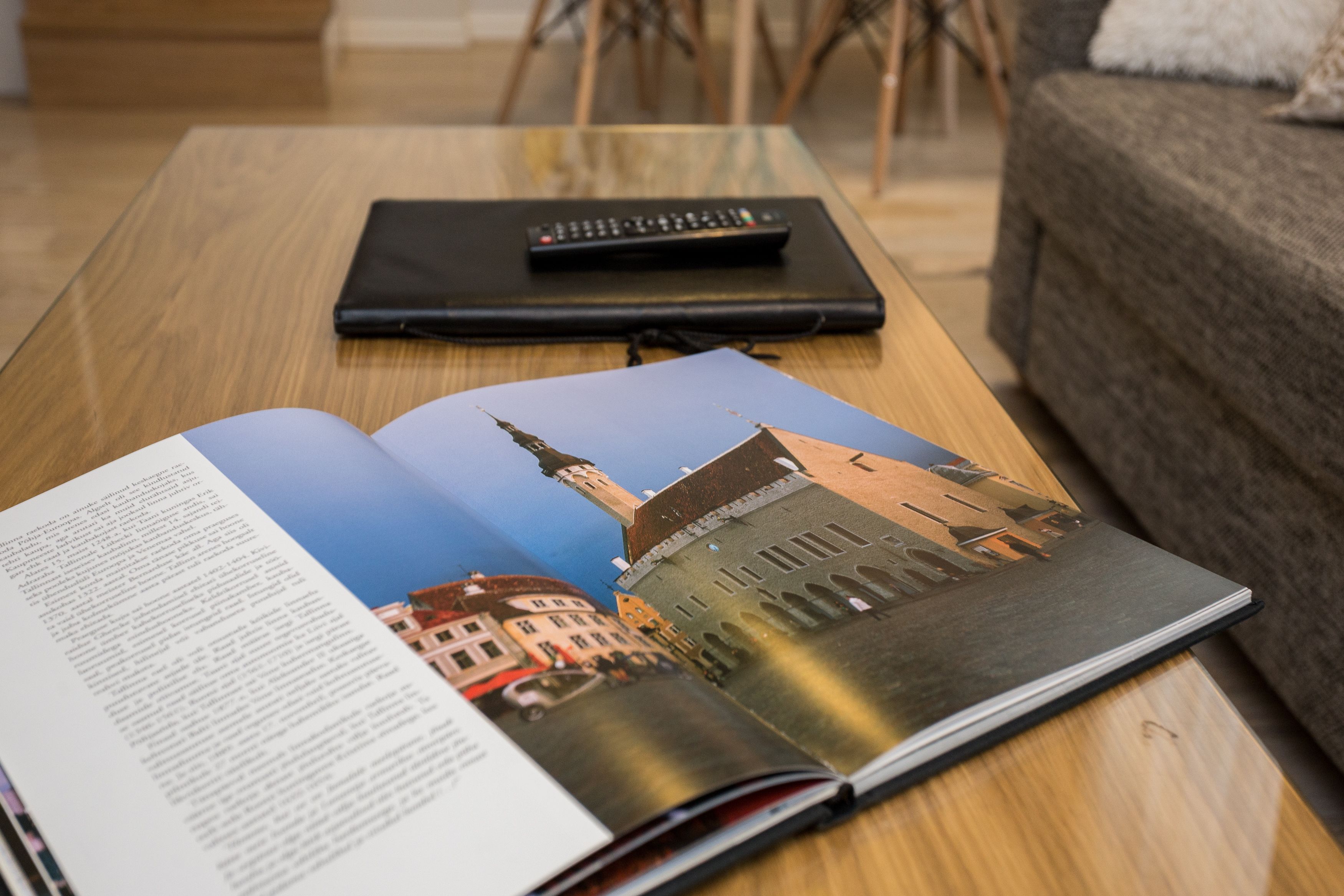 Ein offenes Buch mit einer Stadtillustration auf der rechten Seite.