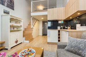 Marzipan Suite | Desk, soundproofing, iron/ironing board, free cribs/infant beds - Angleterre Apartments (Tallinn)