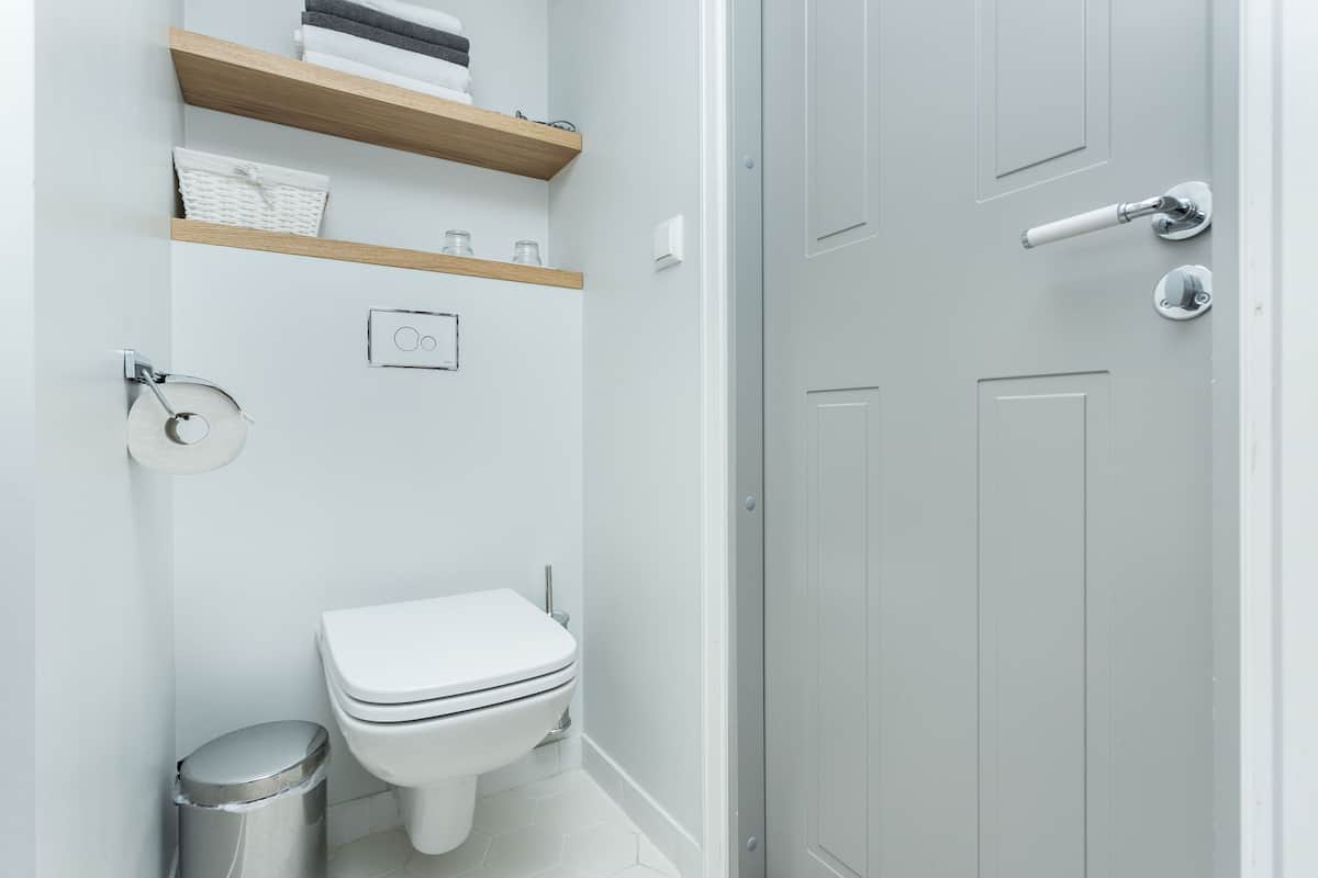 Pancuran mandi, kelengkapan dandanan diri percuma, pengering rambut