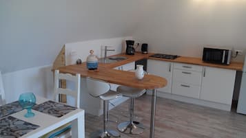 Appartement (2 persons) | Bureau, chambres insonorisées, fer et planche à repasser