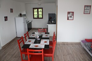Leilighet (2 - 4 persons) | Skrivebord, lydisolert, strykejern/-brett og barnesenger (inkludert)