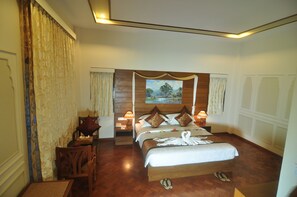 Deluxe Room | Minibar, in-room safe, desk, blackout curtains