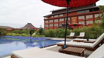 Hồ bơi ngoài trời