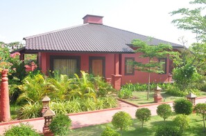 Family Room | Minibar, in-room safe, desk, blackout curtains